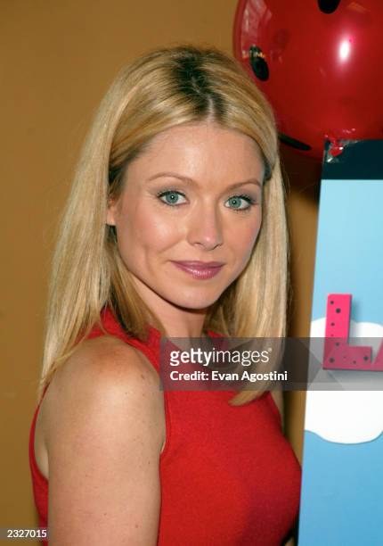 Kelly Ripa joins her sister at a booksigning for Linda Ripa's childrens book "The Ladybug Blues" at Borders Bookstore in New York City. July 24,...