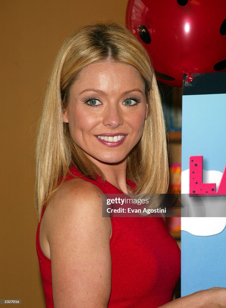 Linda's Ripa Kelly Ripa joins her sister at a booksigning for Linda Ripa's... News ...