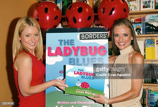 Kelly Ripa joins her sister at a booksigning for Linda Ripa's childrens book "The Ladybug Blues" at Borders Bookstore in New York City. July 24,...