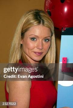 Linda's Ripa Kelly Ripa joins her sister at a booksigning for Linda Ripa's... News ...
