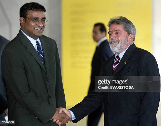 Bharrat Jagdeo, presidente de Guyana y Luiz Inacio Lula da Silva, presidente de Brasil, estrechan las manos el 30 de julio de 2003 en Brasilia,...