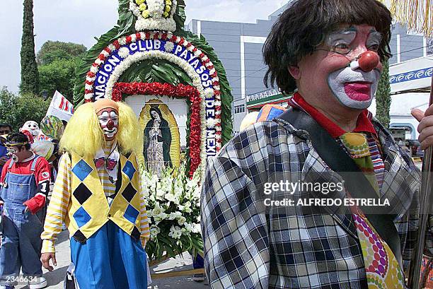 Payasos sostienen una imagen de la virgen de Guadalupe, durante una peregrinacion anual de payasos a la Basilica de Guadalupe, en Ciudad de Mexico el...