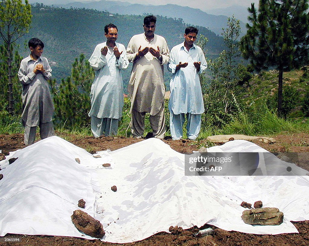 Pakistan Raz Muhammad Pakistani Muhammad Razman prays along with other relatives by the ...