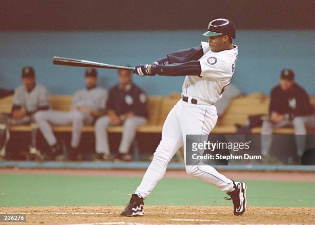 SEATTLE CENTER FIELDER KEN GRIFFEY JR. HITS A SOLO HOMERUN IN THE 8TH INNING, MAKING THE SCORE 3-4, DURING THE MARINERS GAME VERSUS THE NEW YORK...