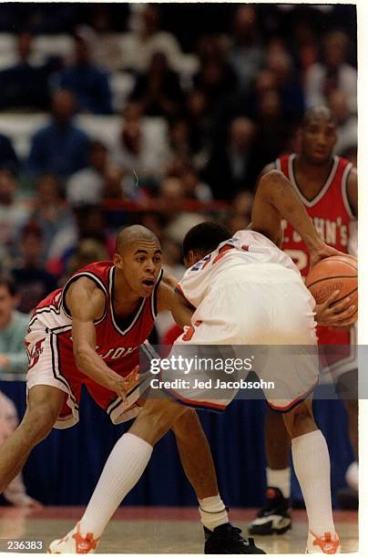 ST. JOHN''S REDMEN GUARD DEREK BROWN PLAYS TIGHT DEFENSE DURING A BIG EAST CONFERENCE GAME WITH THE SYRACUSE ORANGEMEN.