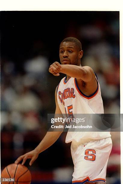 SYRACUSE ORANGEMEN GUARD ADRIAN AUTRY SETS UP THE OFFENSE DURING A BIG EAST CONFERENCE GAME WITH THE ST. JOHN''S REDMEN