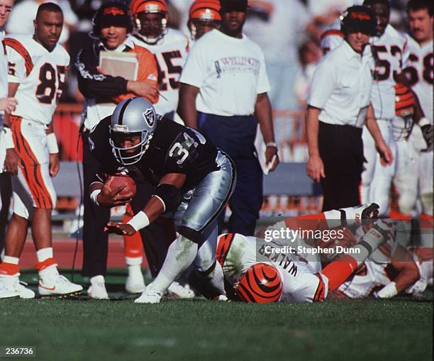 LOS ANGELES RAIDER RUNNING BACK BO JACKSON FALLS TO THE GROUND WITH HIS HIP AT AN AWKWARD ANGLE WHILE BEING TACKLED DURING THE RAIDERS 20-10 PLAYOFF...