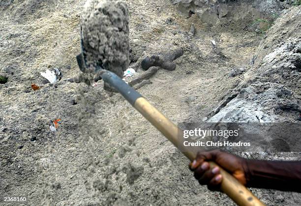 liberians buried in mass grave - mass graves fotografías e imágenes de stock