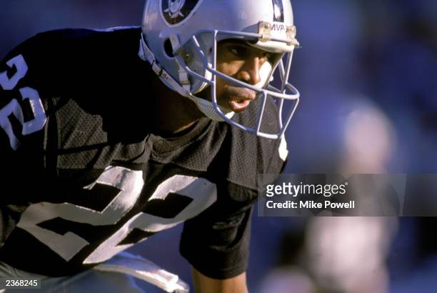 Mike Haynes of the Los Angeles Raiders gets set for the play during a game on November 20, 1988 against the Atlanta Falcons. The Falcons defeated the...