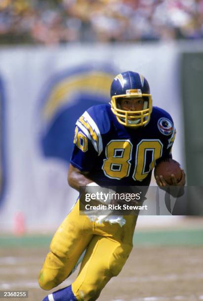 Wide receiver Kellen Winslow of the San Diego Chargers runs the ball during a game at Jack Murphy Stadium during the 1984 NFL season in San Diego,...