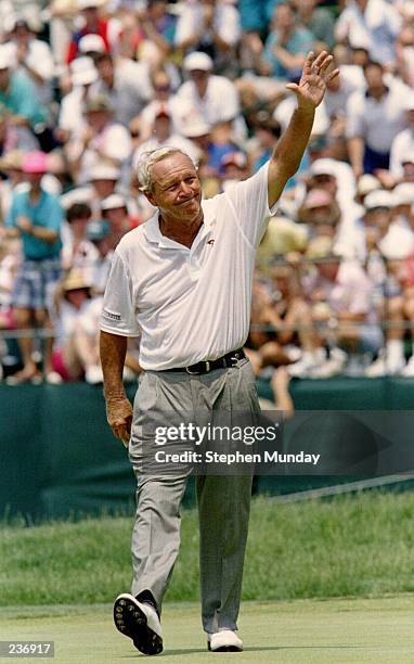 AFTER SINKING HIS FINAL PUTT, ARNOLD PALMER ACKNOWLEDGES THE CROWD ON THE 18TH GREEN DURING THE 2ND ROUND OF THE1994 U.S. OPEN AT OAKMONT COUNTRY...