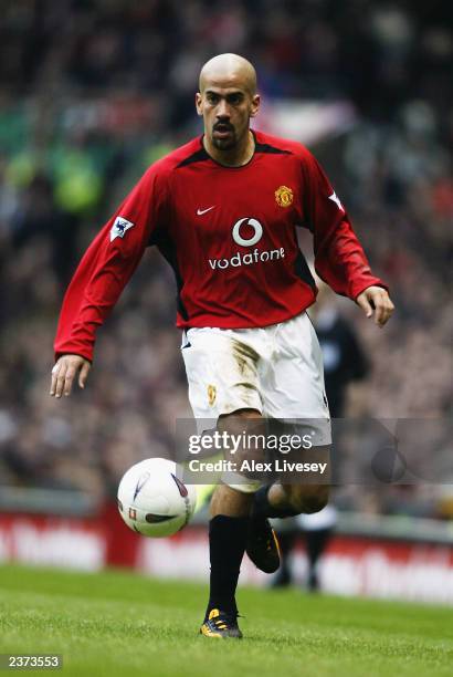 Juan Sebastian Veron of Manchester United runs with the ball during the FA Cup fourth round match between Manchester United and West Ham United held...