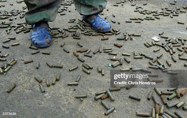 rebels in liberia hold positions as peacekeepers arrive - monrovia liberia bildbanksfoton och bilder