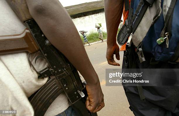 lurd rebels in liberia - arma de fogo imagens e fotografias de stock