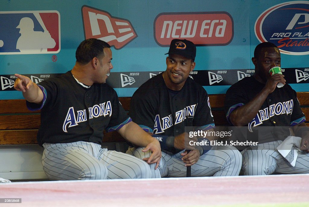 Raul Mondesi chats with Carlos Baerga