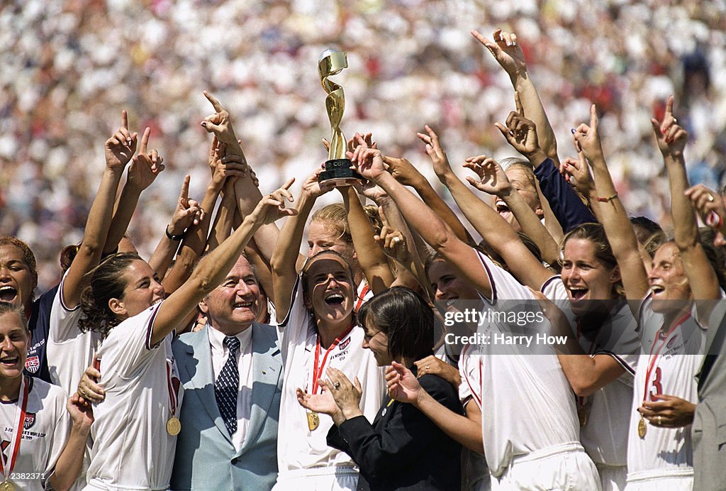 Carla Overbeck celebrates World Cup with team