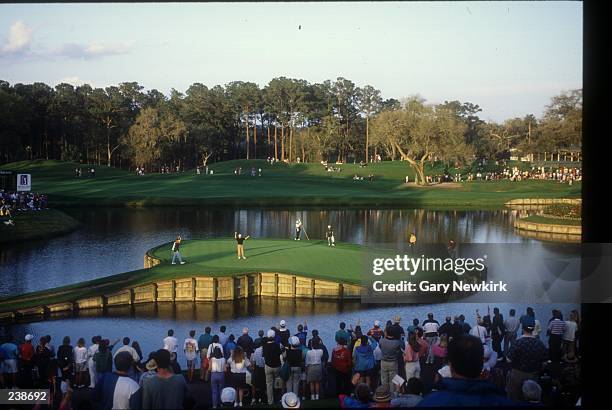 DAVIS LOVE III PUTTING ON THE FAMED 17TH HOLE ISLAND GREEN AT TPC SAWGRASS DURING THE PLAYERS CHAMPIONSHIP, PONTE VEDRA, FL.