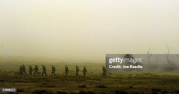 coalition forces move through southern iraq - war stock pictures, royalty-free photos & images
