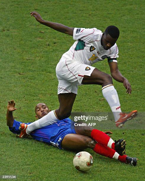French midfielder Olivier Dacourt vies with Cameroonian forward Valery Mezague during their soccer Confederations Cup final match 29 June 2003, at...