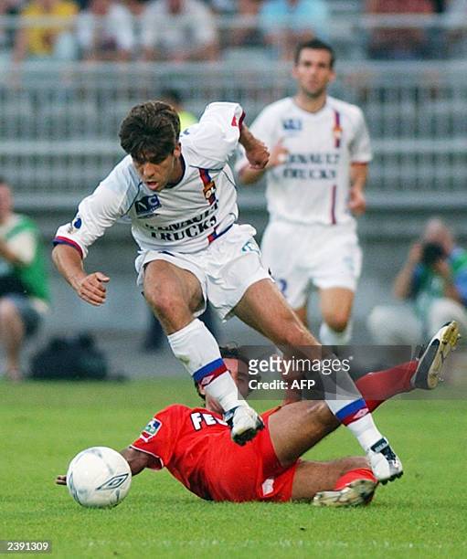 Lyon's Brasilian mitfielder Pernambucano Juninho fights for the ball with Monaco's Norvegian mitfielder Hassan El Fakiri , during their French first...