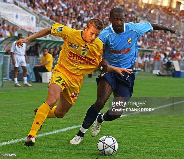 Lens striker Dagui Bakari vies with Nantes defender Sylvain Armand during their French first league soccer match at the La Beaujoire stadium 09th...