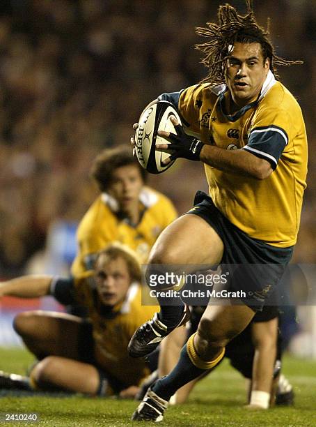 George Smith of the Wallabies makes a break during the Tri Nations second Bledisloe Cup match between the New Zealand All Blacks and the Australian...