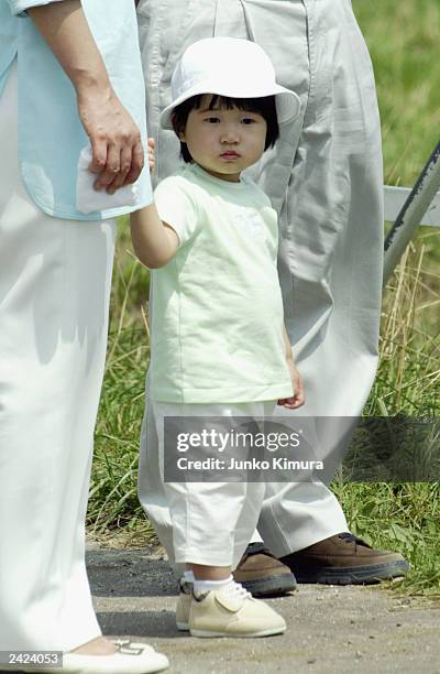 Princess Aiko visits a cattle run with her parents Crown Prince Naruhito and Crown Princess Masako August 25, 2003 in Nasu, Japan.