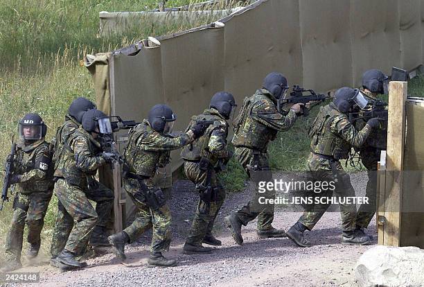 Photograph taken 22 August 2003 shows German Military Police staging an exercise at the Letzlingen military training center in preparation for duty...