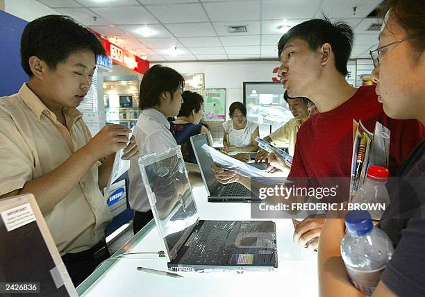 Soping Mall Computer Computer Worm Photos and Premium High Res Pictures - Getty Images