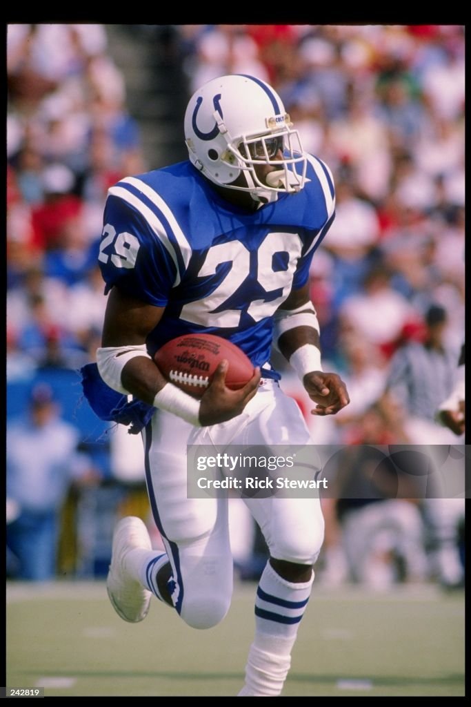 Running back Eric Dickerson of the Indianapolis Colts runs with the