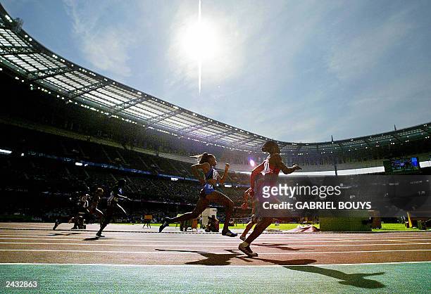 Felix Allyson competes next to Cuban Roxana Diaz during the 200m 1st round 26 August 2003 at the 9th IAAF World Athletics Championships at the Stade...