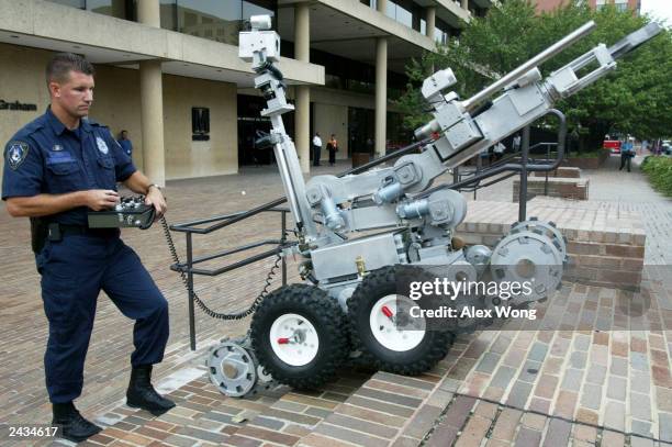 Explosive Disposal Robot Photos and Premium High Res Pictures - Getty ...
