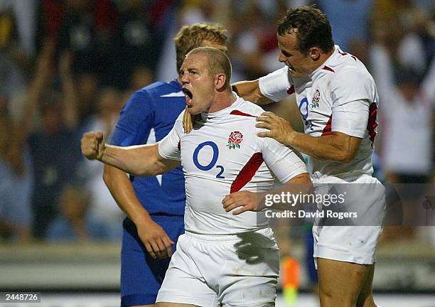 Mike Tindall of England celebrates his try during the Rugby Union International match on August 30 between France and England at Stade Velodrome,...