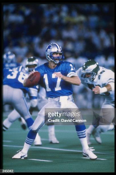 Quarterback Eric Hipple of the Detroit Lions drops back to pass during a game against the Philadelphia Eagles November 16, 1986 at Veterans Stadium...