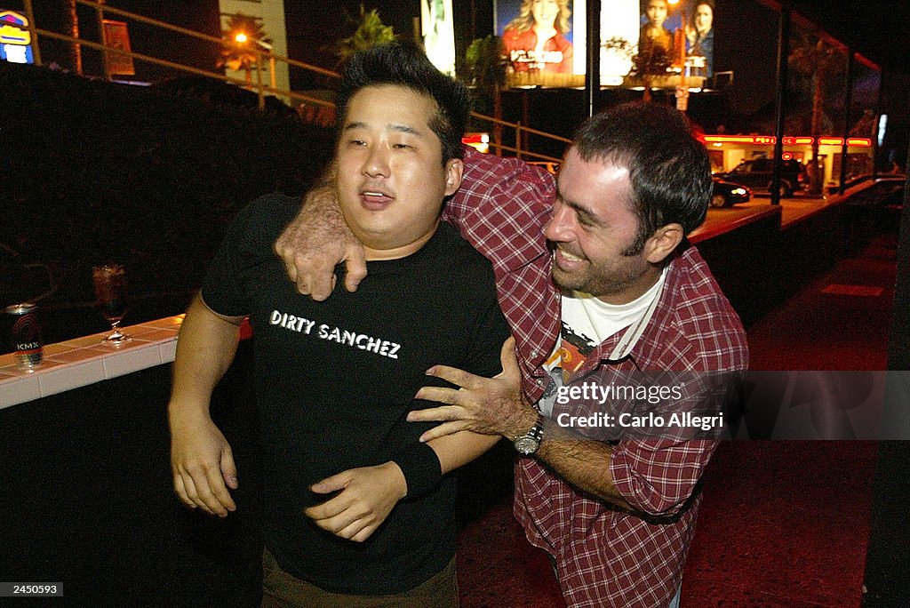Comedians Bobby Lee of Mad TV and Joe Rogan of The Man Show goof... Photo  d'actualité - Getty Images