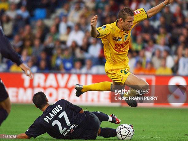 Nantes' forward Sylvain Armand is tackled by Bordeaux' defender Marc Planus during their French L1 match, 30 August 2003 at the La Beaujoire stadium...