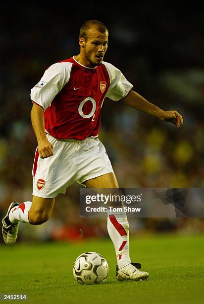 Fredrik Ljungberg of Arsenal running with the ball during the FA Barclaycard Premiership match between Arsenal and Aston Villa on August 27, 2003 at...