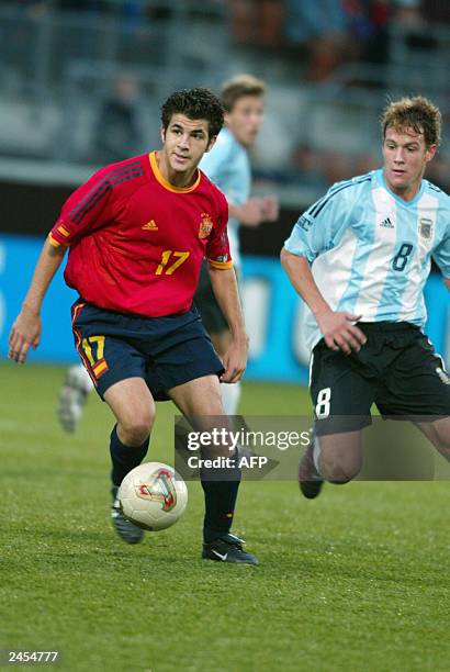 Spain's Cesc vies for the ball with Argentina's Leandro Diaz during their FIFA U17 semifinal match in Helsinki 27 August 2003. AFP PHOTO/LEHTIKUVA /...