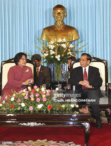 Visiting Indonesian President Megawati Sukarnoputri hold talks with secretary general of the Communist party, Nong Duc Manh under the bust of late...