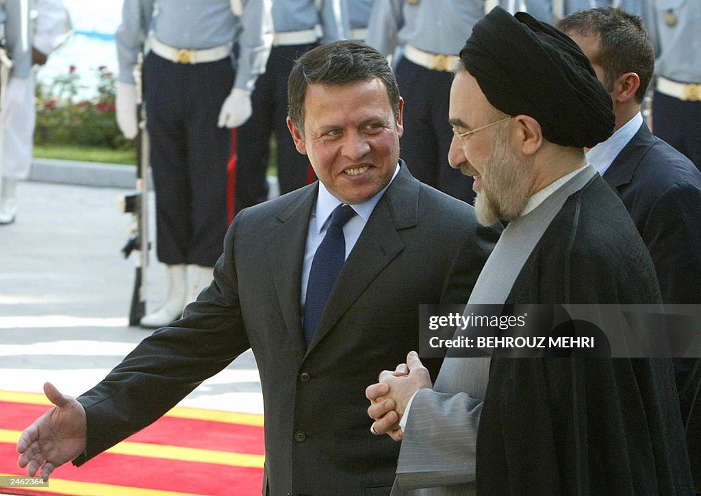 Jordan's King Abdullah II (L) speaks wit