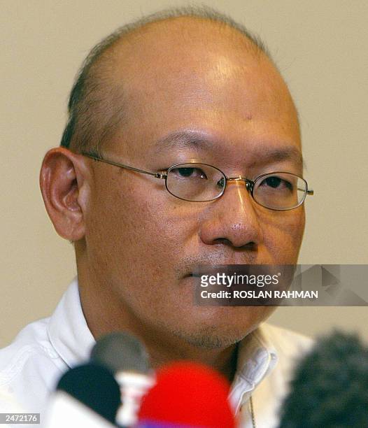 Singapore's neurosurgeon Keith Goh during a press conference in Singapore 08 July 2003.The historic attempt to separate adult Iranian twin sisters...