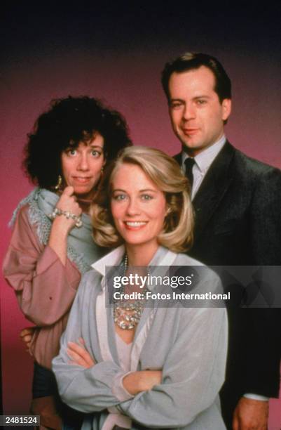 Promotional studio portrait of the cast of the television series, 'Moonlighting,' circa 1986. L-R: Allyce Beasley, Cybill Shepherd and Bruce Willis.