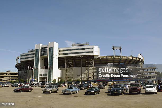 General view of Giants Stadium before the game between the New York Giants and the St. Louis Rams on September 7, 2003 in East Rutherford, New...