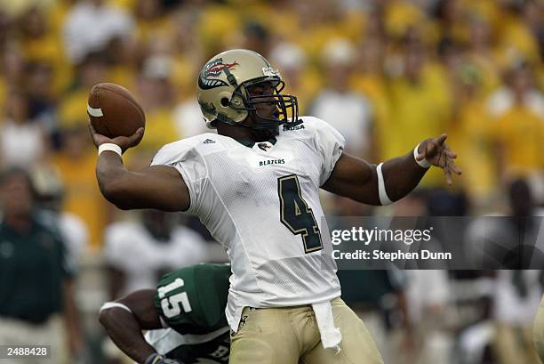 Quarterback Darrell Hackney of the University of Alabama at Birmingham Blazers throws a pass as defensive back Maurice Lindquist of the Baylor...
