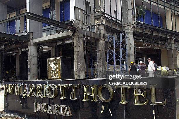 Scotland Yard police officers and Indonesian police visit the site of the 05 August JW Marriott hotel bombing in Jakarta, 14 August 2003. Prime...