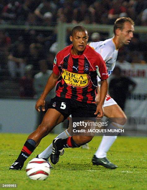Nice's Brazilian midfielder Everson passes Nantes' midfielder Mathieu Berson , 13 September 2003 during their French L1 match at The Ray stadium in...