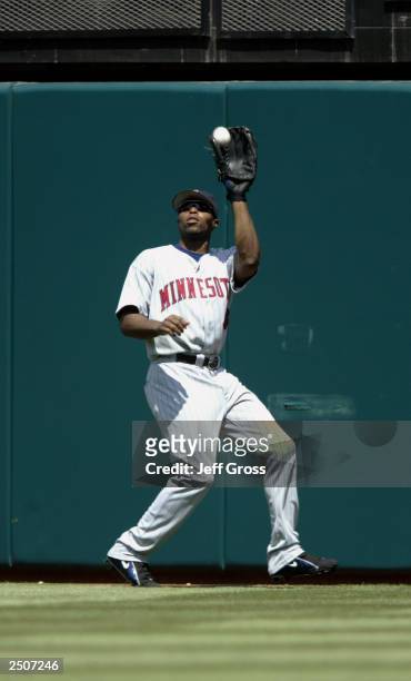 Center fielder Torii Hunter of the Minnesota Twins makes the catch against the Anaheim Angels during their game on August 28, 2003 at Edison Field in...
