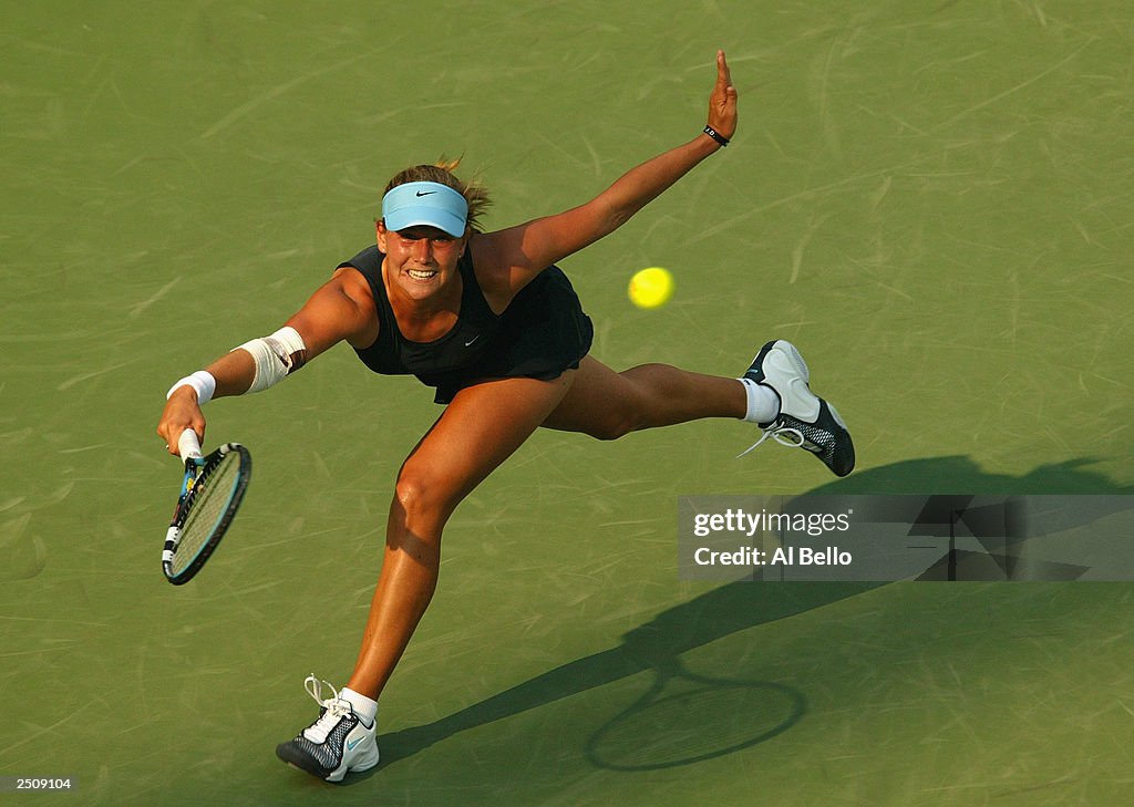 Harkleroad returns a shot to Zvonareva