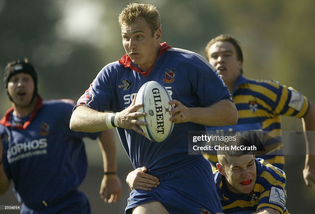 Peter Hewat of Manly makes a break...