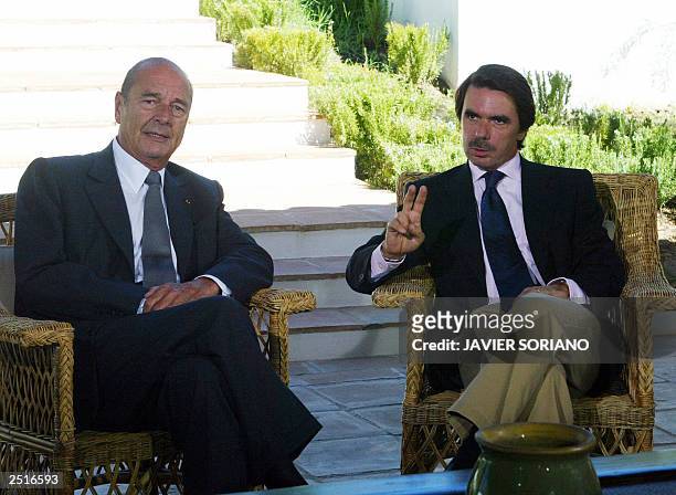Spanish Prime Minister Jose Maria Aznar speaking with French President Jacques Chirac before a work meeting at Quintos de Mora in Toledo, south of...
